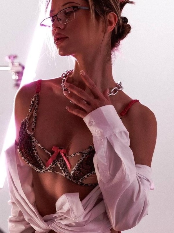 Мила привлекательная девушка из Прокопьевска цена от 6000 руб