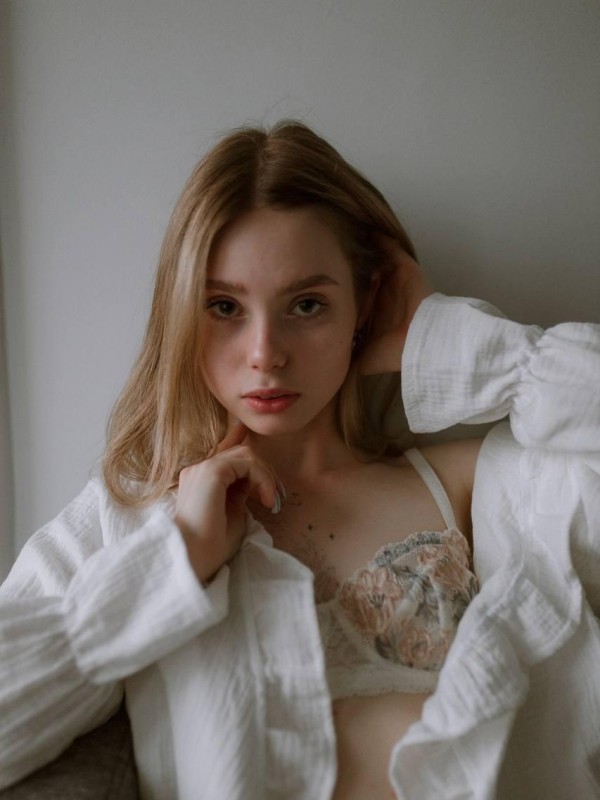 Оленька привлекательная девушка из Прокопьевска цена от 6000 руб